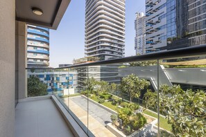 Property grounds - Livbnb-2B+Maid's in Dunya, 5Min Walk to Dubai Mall (Dubai)