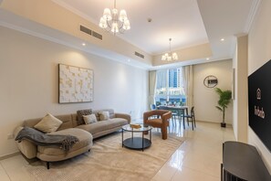 TV - Livbnb-2B+Maid's in Dunya, 5Min Walk to Dubai Mall (Dubai)