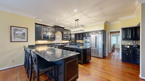 Fridge, microwave, oven, stovetop - New to the rental market, 4th row home! (Hilton Head)