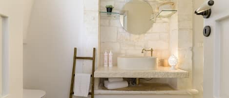 Douche, sèche-cheveux, serviettes fournies, savon