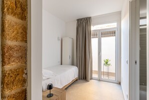 2 slaapkamers, een strijkplank/strijkijzer, beddengoed