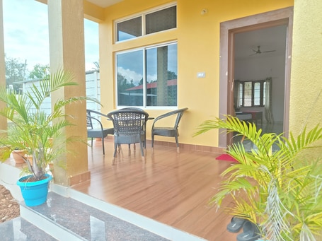 Outdoor dining. Encanto Elegant - Family Suite