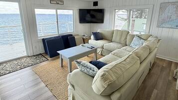 Biệt thự, 4 phòng ngủ | Khu phòng khách | Smart TV