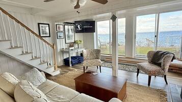 Biệt thự, 4 phòng ngủ | Khu phòng khách | Smart TV