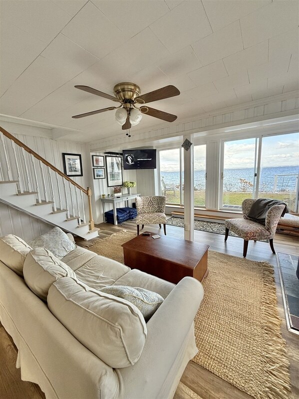 Living area - Grandview Lakefront Limit 9 4 Bedroom Home (Sebago)
