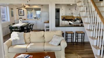 Biệt thự, 4 phòng ngủ | Khu phòng khách | Smart TV