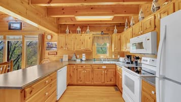 Cabaña, 4 habitaciones | Cocina privada | Refrigerador, horno, cafetera y tetera y tostadora