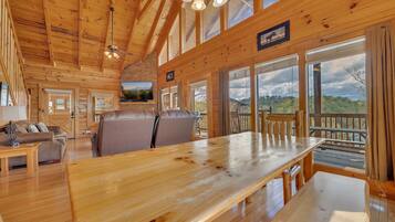 Cabaña, 4 habitaciones | Área de sala de estar | Smart TV