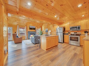 Private kitchen - Bear Hug Hideaway 2 Bedroom Cabin (Pigeon Forge)