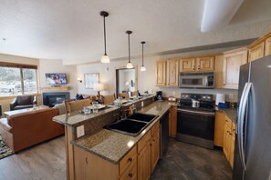 Condo, 2 chambres | Cuisine privée | Réfrigérateur, un four, cafetière-théière, bouilloire électrique