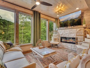 Cabin, 4 Bedrooms | Living area