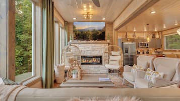 Cabin, 4 Bedrooms | Interior