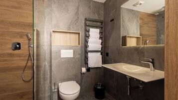 Regadera, toallas, jabón, shampoo