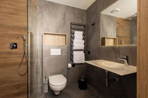 Een douche, handdoeken, zeep, shampoo