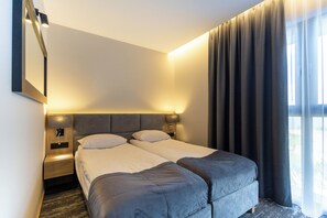 Standaard kamer, 1 twee- of 2 eenpersoonsbedden | Een bureau, een laptopwerkplek, een strijkplank/strijkijzer, gratis wifi