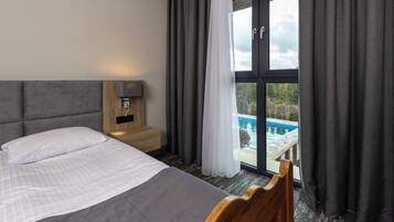 Kamar Double atau Twin Standar | Meja kerja, ruang kerja ramah laptop, dan setrika/meja setrika