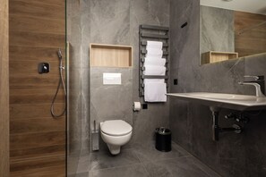 Een douche, handdoeken, zeep, shampoo