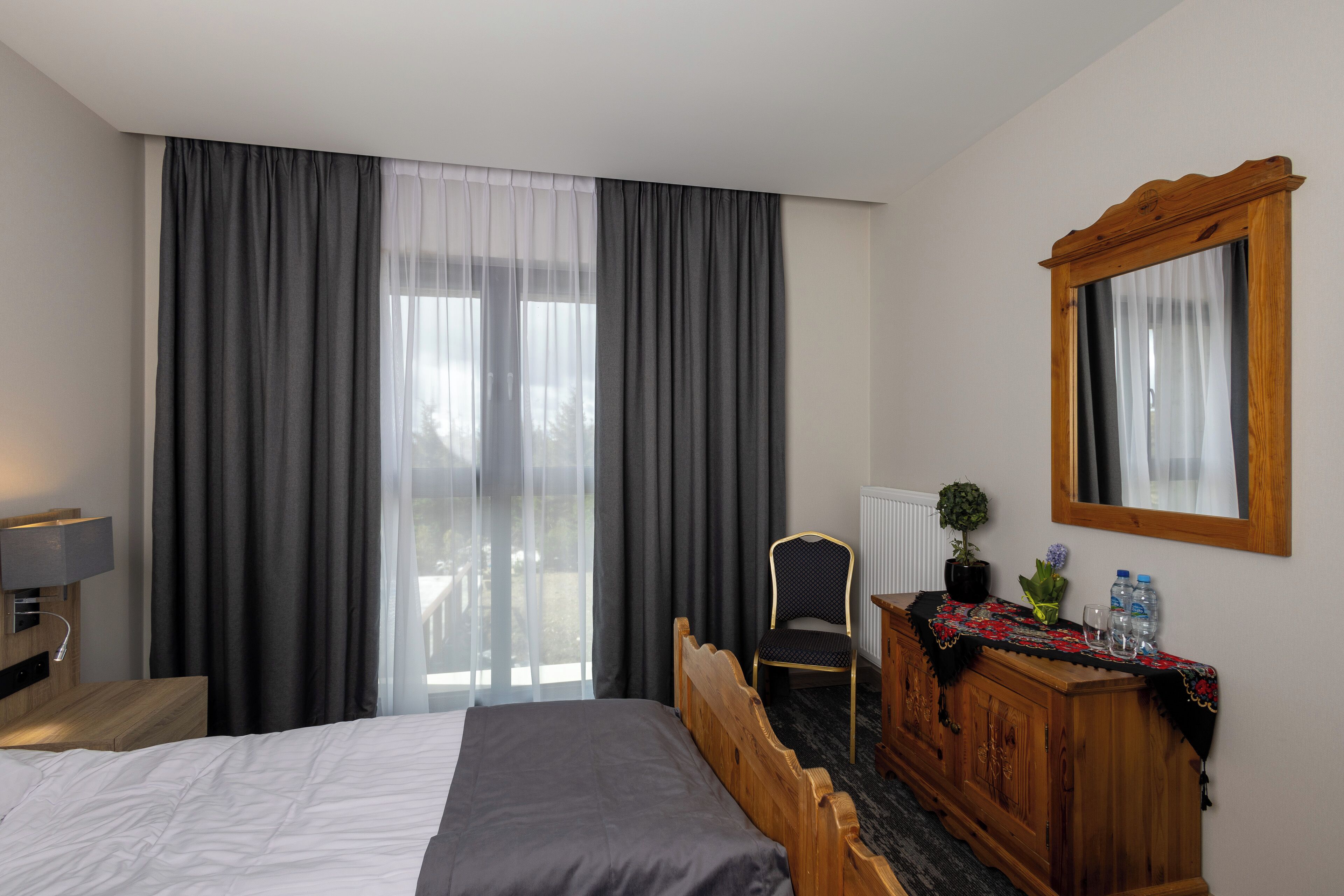 Habitación estándar con 1 cama matrimonial o 2 individuales | Escritorio y espacio para trabajar con laptop 