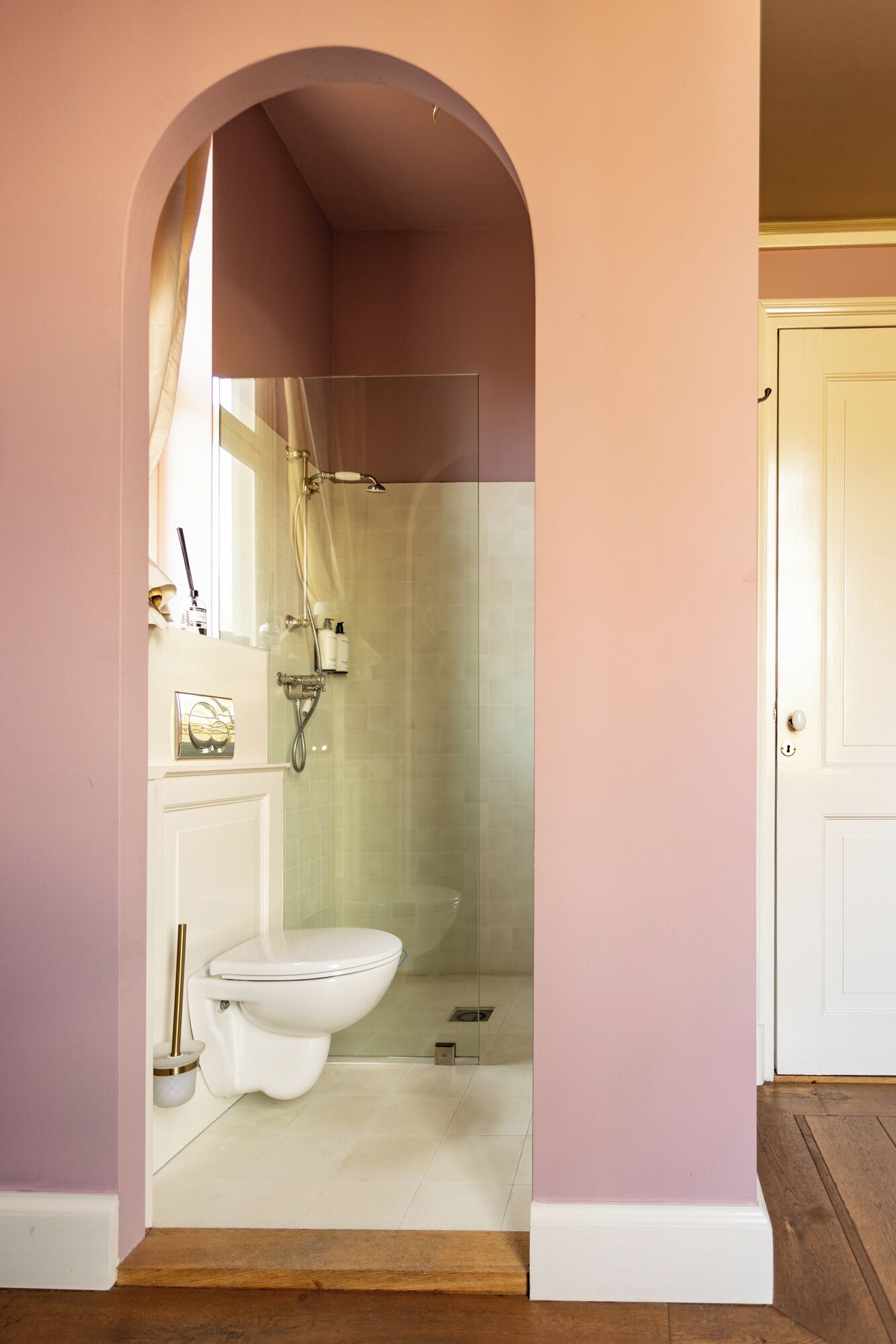 Een badkamer met een douche, toilet en wastafel.