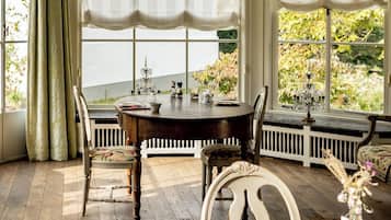 Free buffet breakfast on weekdays