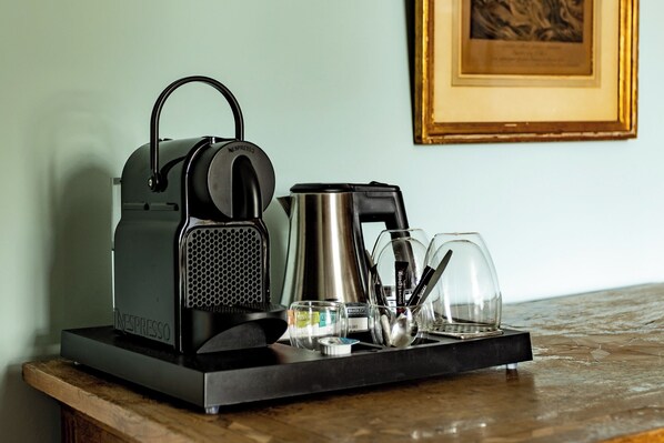 A coffee machine, a kettle, and a tray with glasses and utensils on a table. - LANDGOED HOTEL LOENEN (Slijk-Ewijk)