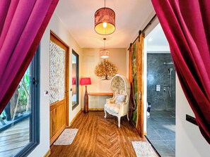 Deluxe Family Room | Minibar gratis, brankas, meja kerja, dan tirai kedap cahaya