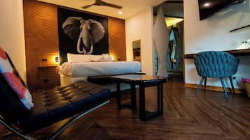 Minibar con artículos gratuitos y caja de seguridad en la habitación