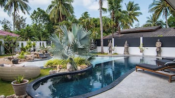 Ulkouima-allas, aurinkotuoleja