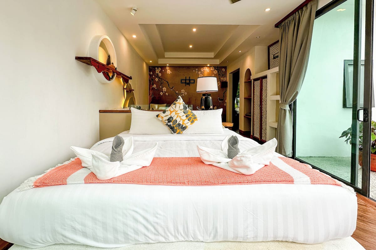 Deluxe Double Room, Garden View | 1 bedroom, free minibar, in-room safe, individually decorated