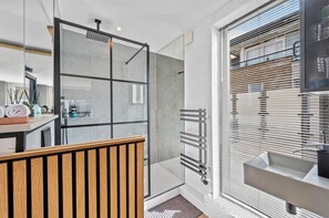 Apartment | Bathroom | Shower, towels