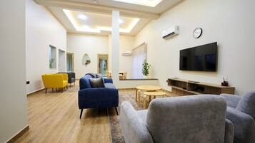 Apartamento família, sacada, vista para a cidade | Área de estar