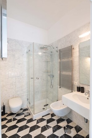 Douche, serviettes fournies