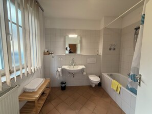 Sèche-cheveux, serviettes fournies, savon, papier toilette