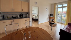 Ein kompakter Wohnraum mit Küche, Essbereich und Schlafzimmer.