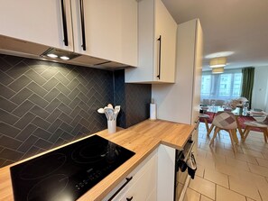 Een koelkast, een microgolfoven, een oven, een kookplaat