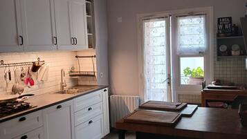 Réfrigérateur, micro-ondes, four, plaque de cuisson