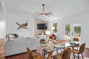 Interior - Hot Tub, King Beds, Game Room - Peacock Ranch (Fredericksburg)