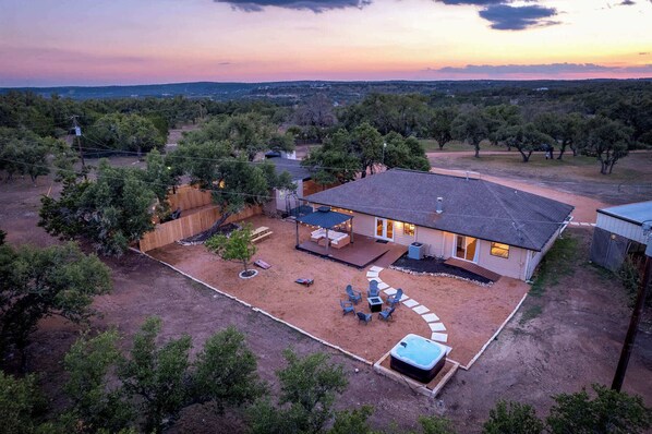 Exterior - Hot Tub, King Beds, Game Room - Peacock Ranch (Fredericksburg)
