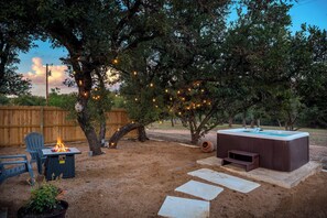 Outdoor spa tub - Hot Tub, King Beds, Game Room - Peacock Ranch (Fredericksburg)