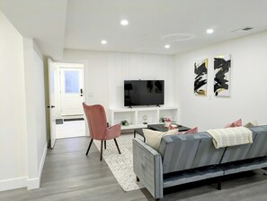 Smart TV, offices - A Slice of Heaven in Chestermere by Eagles Wings Homes (Chestermere)