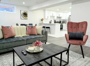 Smart TV, offices - A Slice of Heaven in Chestermere by Eagles Wings Homes (Chestermere)