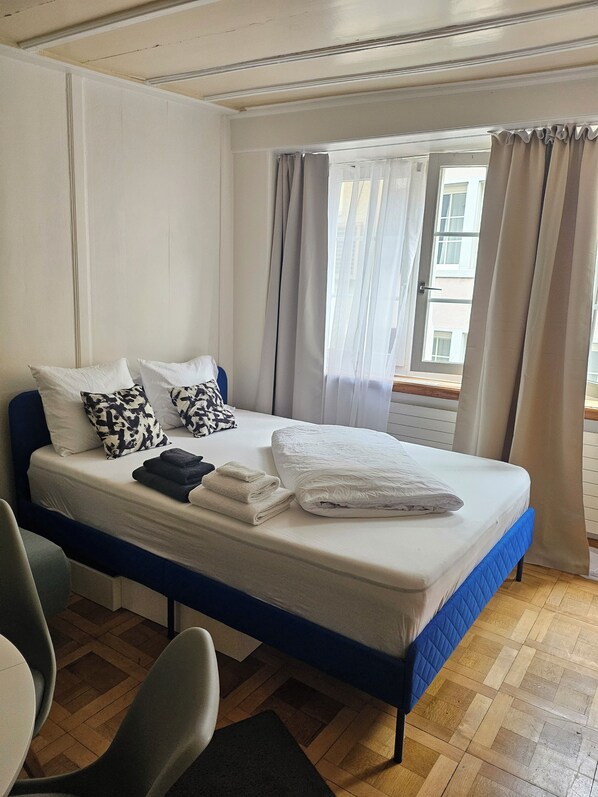 1 habitación, tabla de planchar con plancha, wifi y ropa de cama