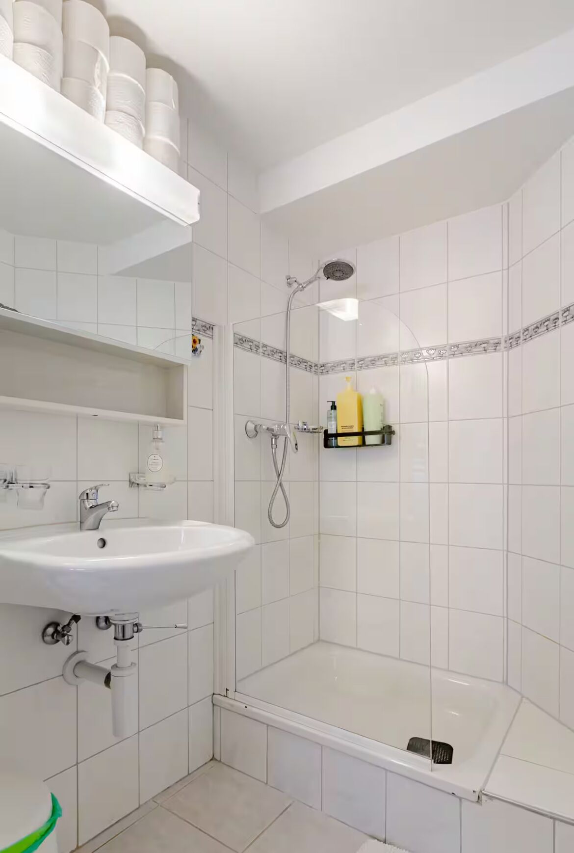 Haartrockner, Handtücher, Seife, Toilettenpapier