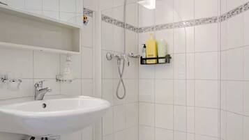 Haartrockner, Handtücher, Seife, Toilettenpapier