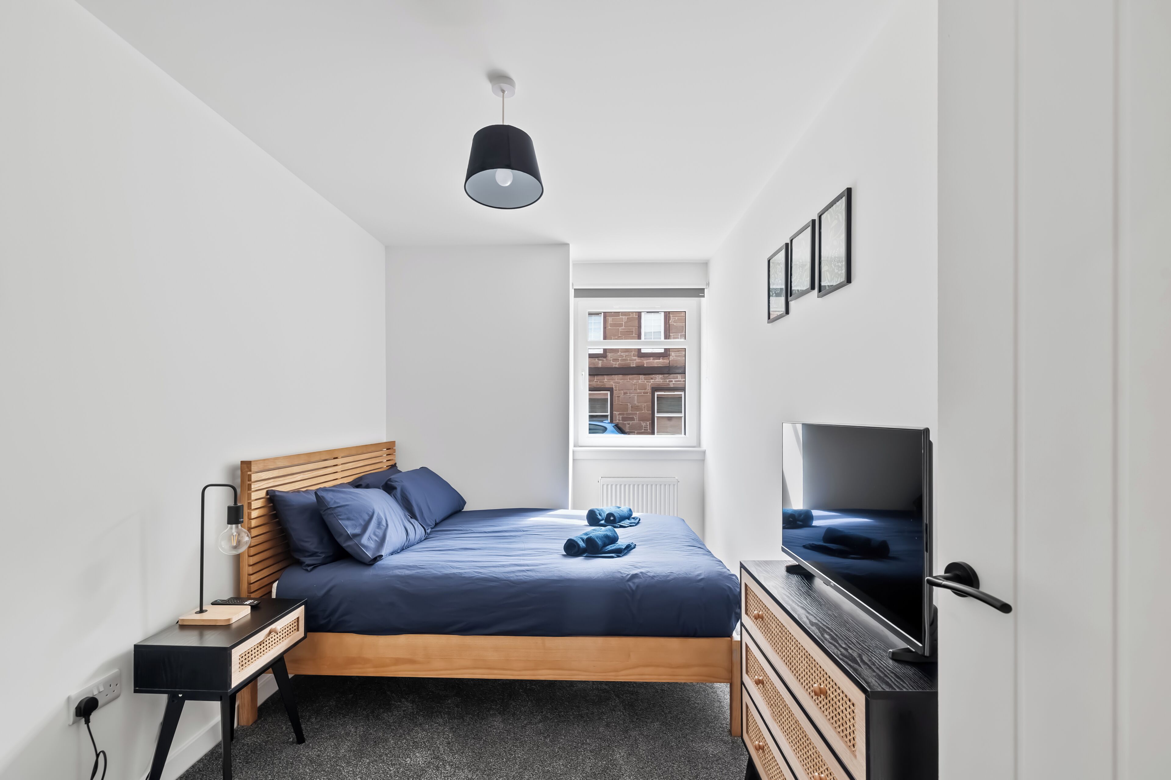 5 bedrooms, iron/ironing board, WiFi, bed sheets