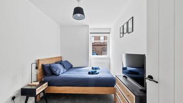 5 bedrooms, iron/ironing board, WiFi, bed sheets