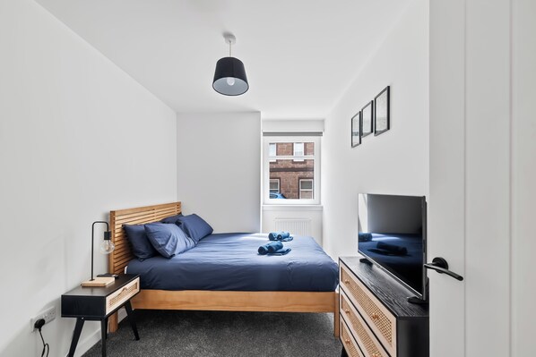 5 bedrooms, iron/ironing board, WiFi, bed sheets