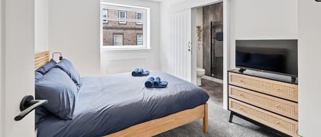 5 bedrooms, iron/ironing board, WiFi, bed sheets