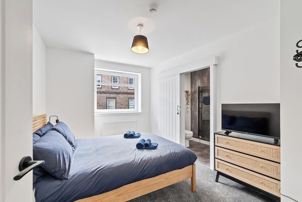 5 bedrooms, iron/ironing board, WiFi, bed sheets