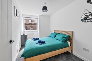 5 bedrooms, iron/ironing board, WiFi, bed sheets - Spacious modern house in town center  (Montrose)